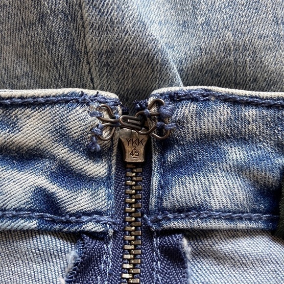 ⭐️𝅺Free w/ Purchase! Wild Fable Acid Wash Denim Biker Shorts Size 2 - Picture 5 of 7